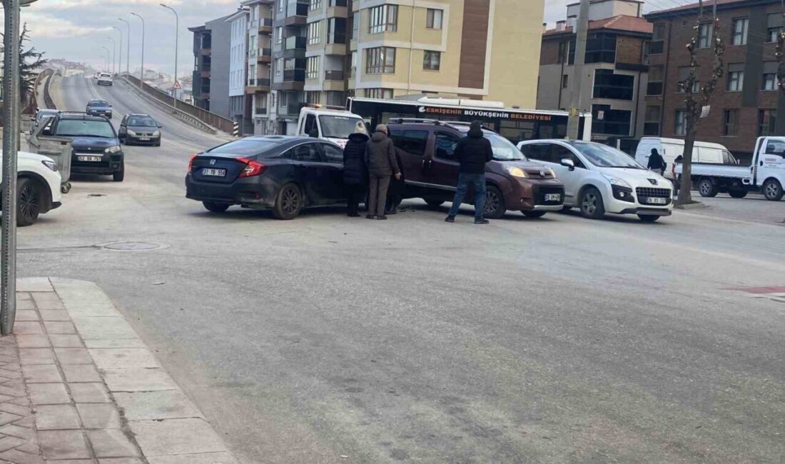 Eskişehir’de Araçların Çarpıştığı Trafik Kazasında Maddi Hasar Oluştu Eskişehir'de 08.30'da Sağlık Sokak ve Çilem Caddesi kesişiminde, 34 YB