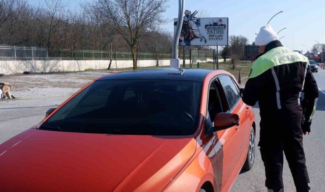 Edirne’deki Trafik Denetimlerinde Cam Filmleri ile Yakalanan Sürücüler, Cezadan Kaçmak İçin Filmleri Sökme Yolunu Seçti Edirne'de trafik denetimi sırasında, cam filmi bulunan sürücüler ceza almamak