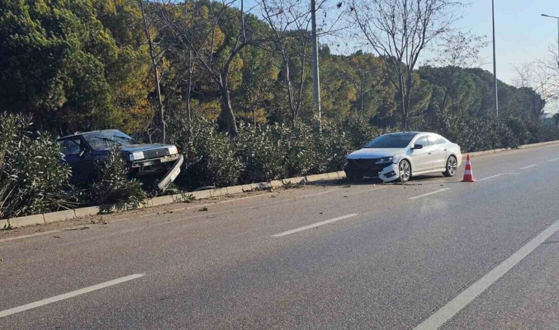 Bandırma’da Kaygan Yolda Otomobil Çarpıştı, Trafik Kontrol Altına Alındı Balıkesir'in Bandırma ilçesinde, kaygan yolda 35 Z 8364 plakalı Volkswagen,