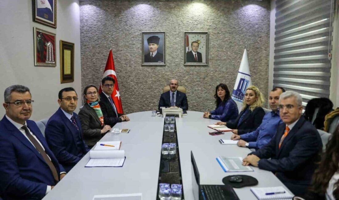 Çanakkale Boğazı’nda Müsilajla Mücadele İçin Toplantı Yapıldı Çanakkale Boğazı'nda artış gösteren müsilaj ile mücadelenin yolları, Vali Doç.