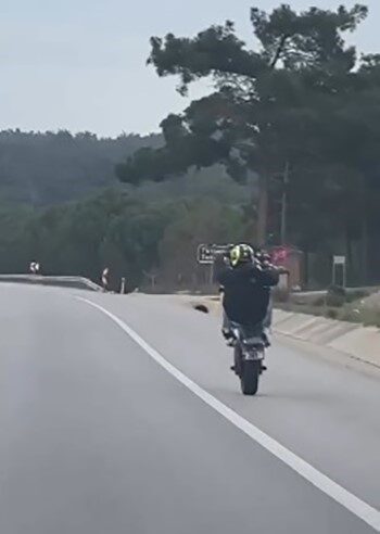 Çanakkale'de tek tekerlek üzerinde tehlikeli bir şekilde ilerleyen motosiklet sürücüsü