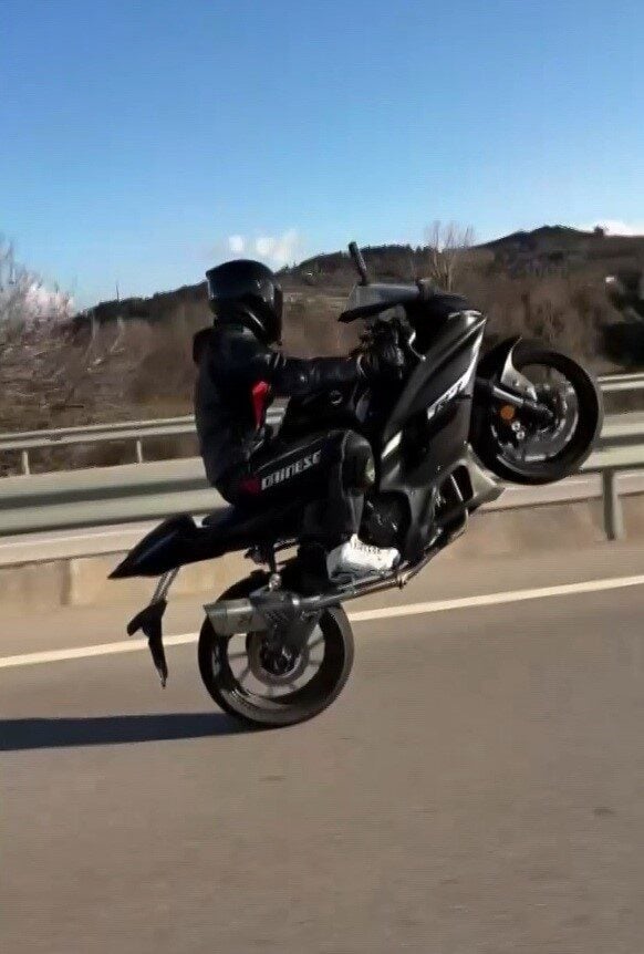 Çanakkale'de M.A., motosikletiyle tehlikeli hareketler yaparak sosyal medyada video paylaşımı
