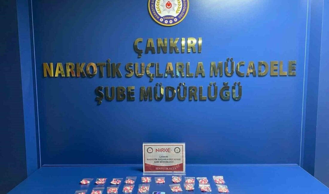 Çankırı’da Sentetik Ecza Hapı ile Yakalanan Şüphelilerden Birine Tutuklama Kararı Çıktı Çankırı'da yapılan bir operasyonda, 404 sentetik ecza hapı ile yakalanan