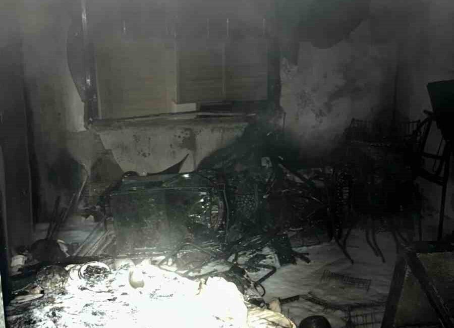 Tarsus’taki apartmanın çatı katında çıkan yangın, vatandaşlar arasında panik yarattı Mersin'in Tarsus ilçesinde bir apartmanın çatı katında çıkan yangın paniğe