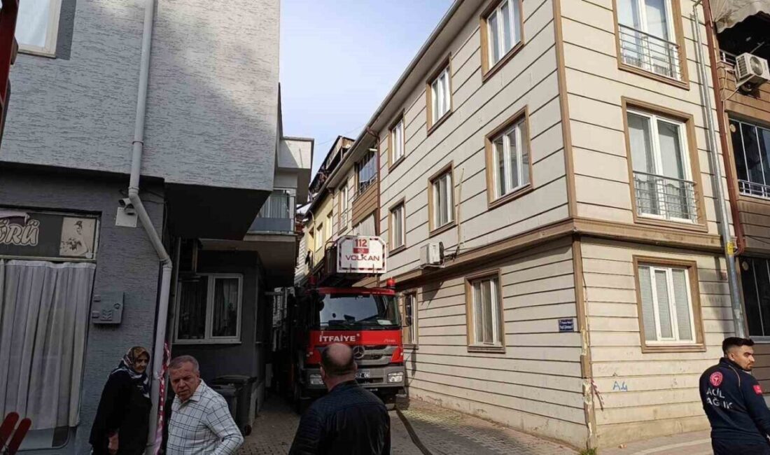 İnegöl’de 3 katlı binanın çatısında yangın paniği! Bursa'nın İnegöl ilçesinde, Yenice Mahallesi'nde bulunan 3 katlı binanın çatısında