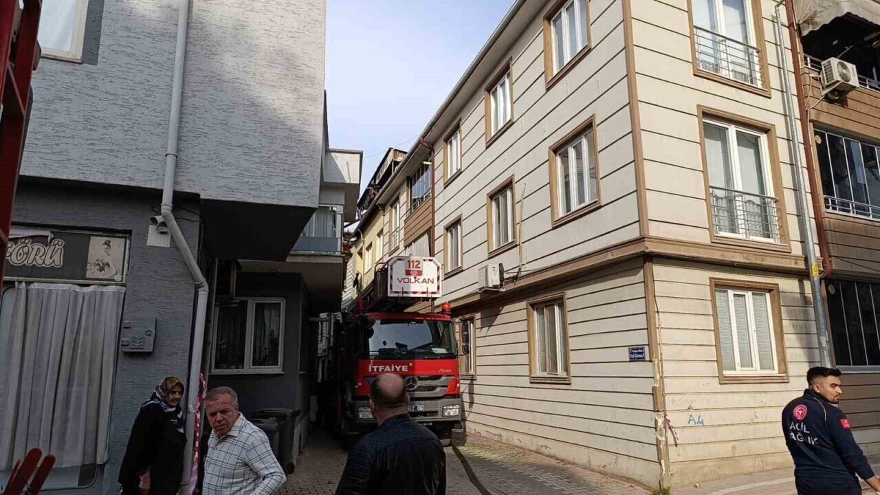 Bursa'nın İnegöl ilçesinde, Yenice Mahallesi'nde bulunan 3 katlı binanın çatısında