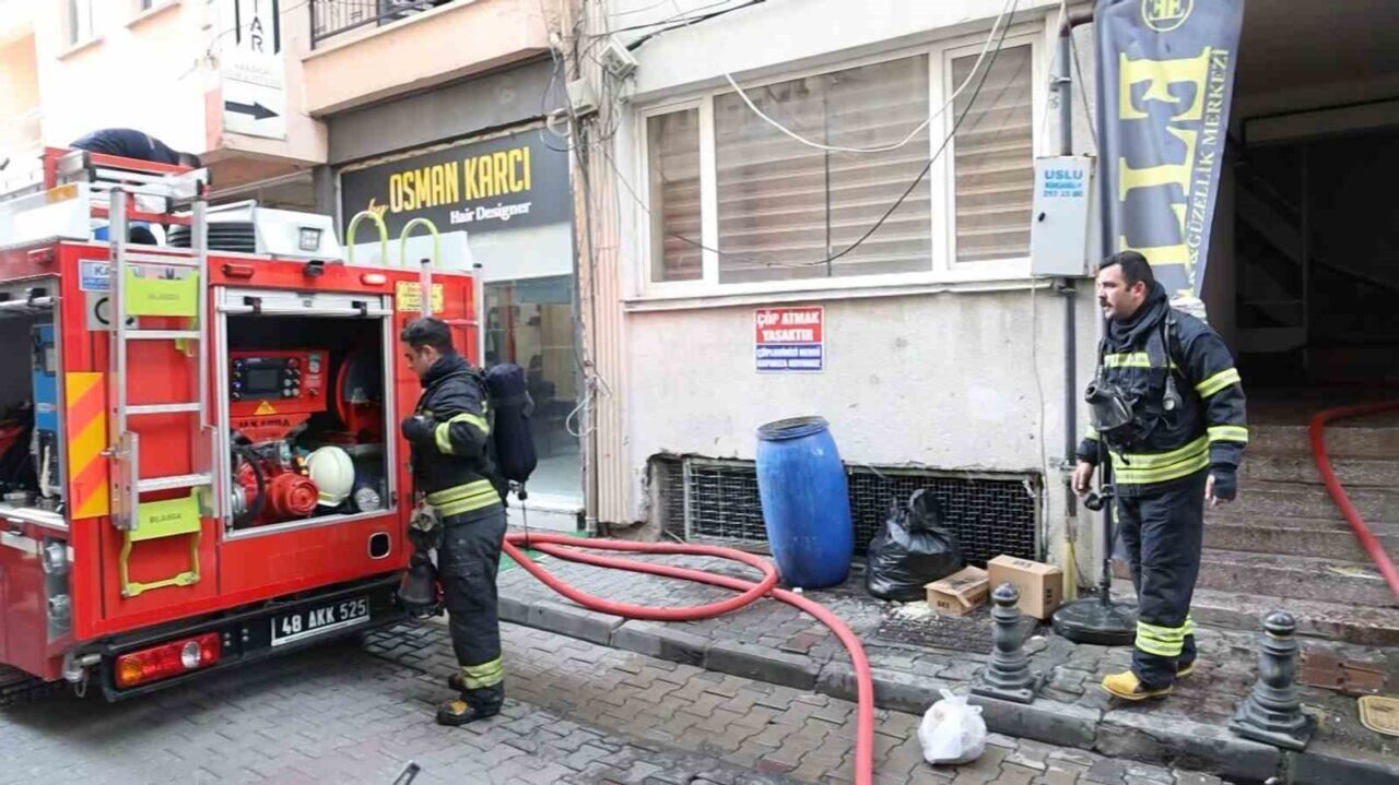 Muğla’nın Menteşe ilçesindeki bir apartmanın çatı katında henüz belirlenemeyen bir