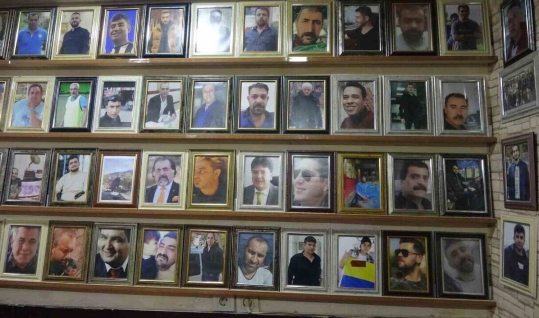 Adıyaman’daki çay ocağında deprem şehitlerinin anısına özel bir albüm oluşturuldu Adıyaman'da İkizler Çay Ocağı'nın duvarları, depremde hayatını kaybedenlerin fotoğraflarıyla doldu.