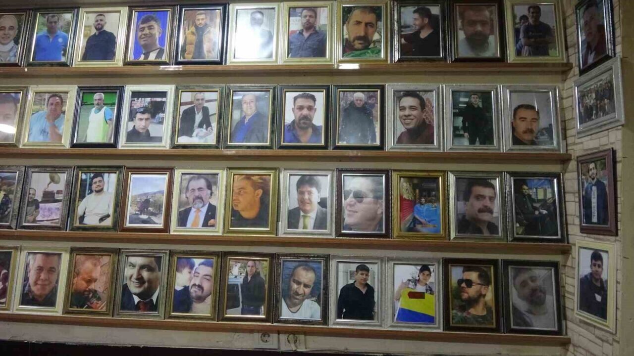 Adıyaman'da İkizler Çay Ocağı'nın duvarları, depremde hayatını kaybedenlerin fotoğraflarıyla doldu.