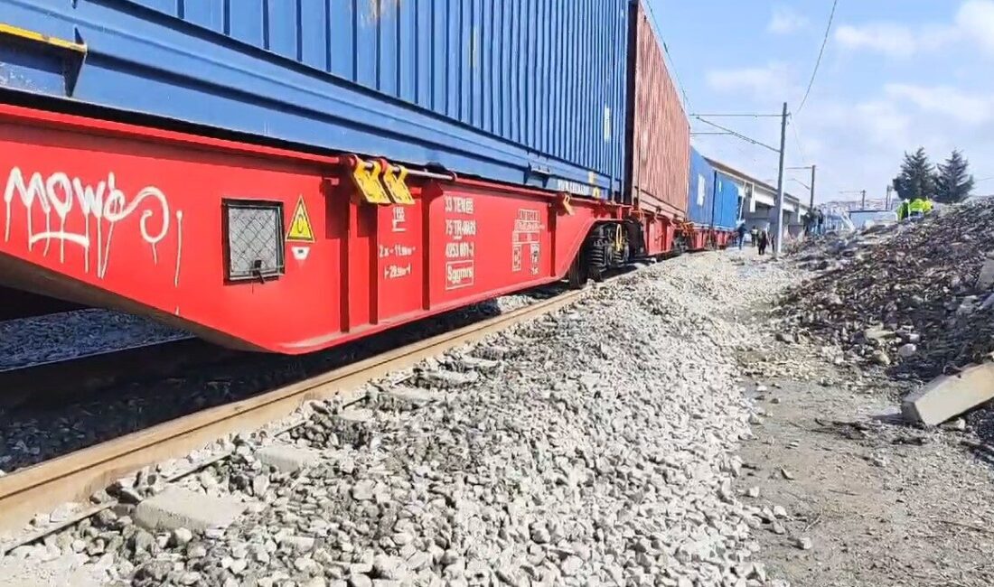 Çerkezköy’de Yeni Hattın Deneme Sürüşünde Üç Vagon Raydan Çıktı, Trafik Durma Noktasına Geldi Çerkezköy'de devlet demiryollarına ait yeni hattın deneme sürüşü sırasında üç