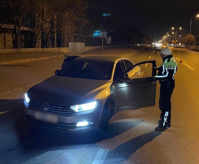 Kayseri’de Trafik Güvenliğini Tehdit Eden Araçlara Yoğun Denetim Uygulandı Kayseri İl Emniyet Müdürlüğü, kamu huzurunu bozan sürücülerle ilgili kapsamlı