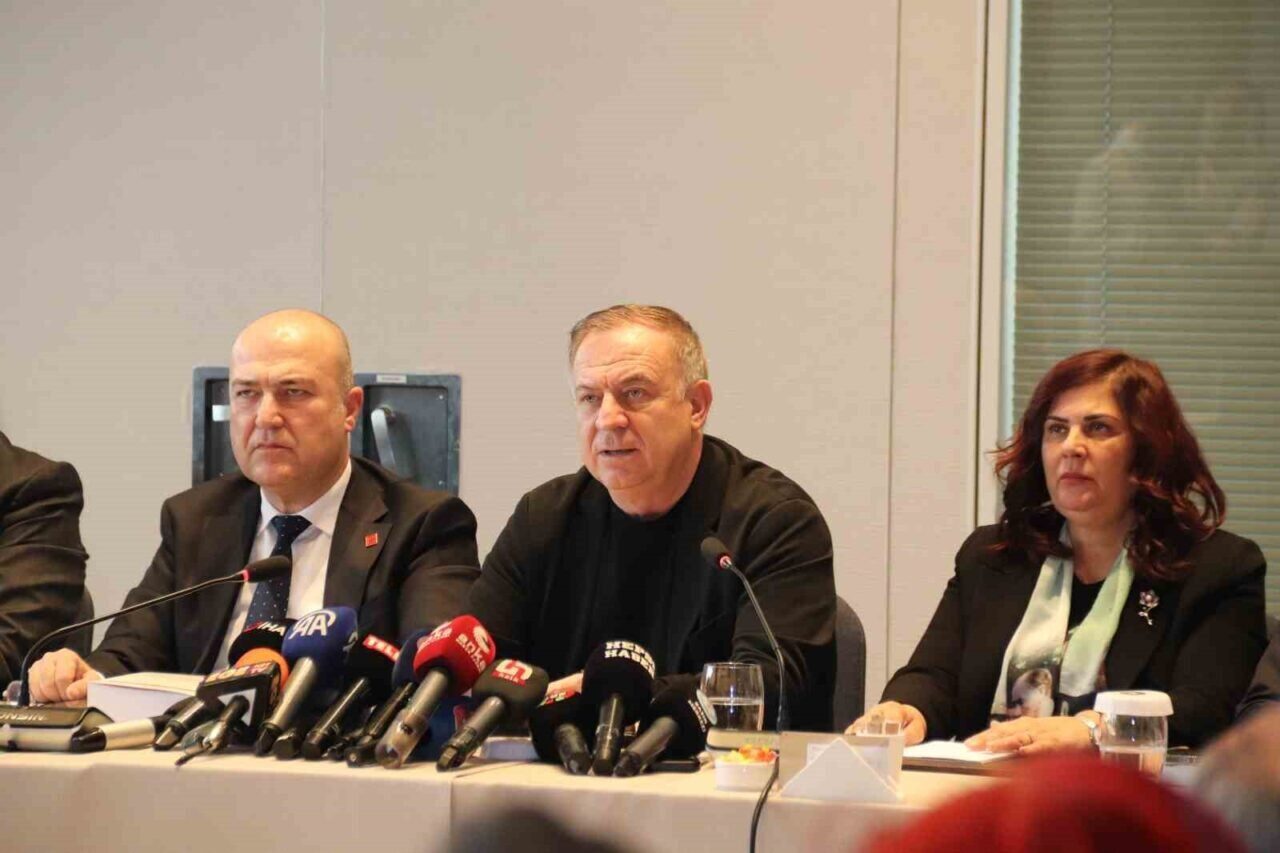 Cumhuriyet Halk Partisi Genel Başkan Yardımcısı Gökan Zeybek, Ege Denizi'ndeki