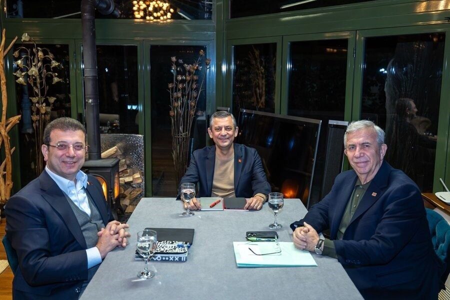 Özgür Özel, Ekrem İmamoğlu ve Mansur Yavaş ile akşam yemeğinde buluştu CHP Genel Başkanı Özgür Özel, Mansur Yavaş ve Ekrem İmamoğlu