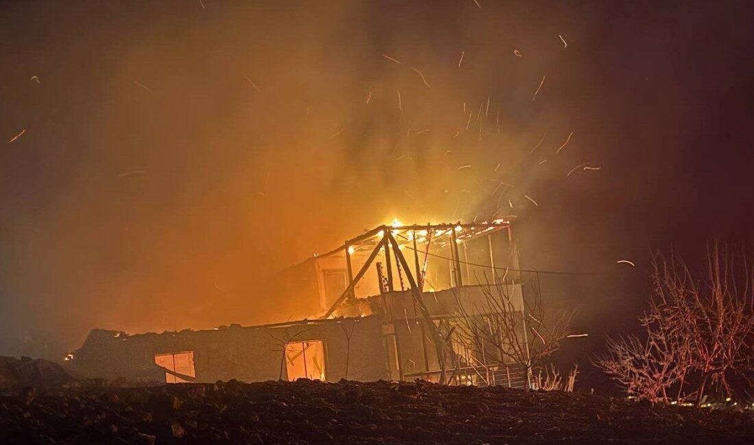 Adıyaman’da Şiddetli Rüzgar Evi Alev Alev Sardı, Yangın Kontrol Altına Alındı Adıyaman'ın Besni ilçesindeki Kızılpınar Köyü'nde kömür sobasından çıktığı tahmin edilen