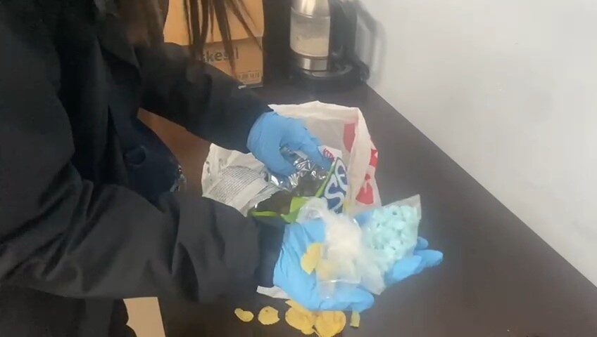 Samsun’da düzenlenen uyuşturucu baskınında cips ve çikolata kutusundan extasy haplar çıkarıldı. Samsun'da düzenlenen operasyonla, cips ve çikolatalı bisküvi kutusuna gizlenmiş 775