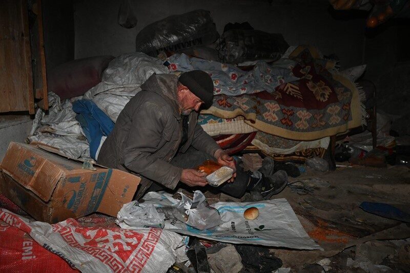 Isparta'nın Kayı köyünde, 66 yaşındaki Ali Büyükçullu'nun zor şartlar altında