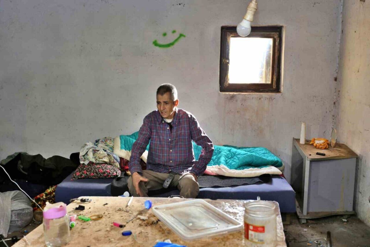 Antalya'nın Kepez ilçesinde yaşayan İzzet Yıldırım, sağlık sorunları nedeniyle zor