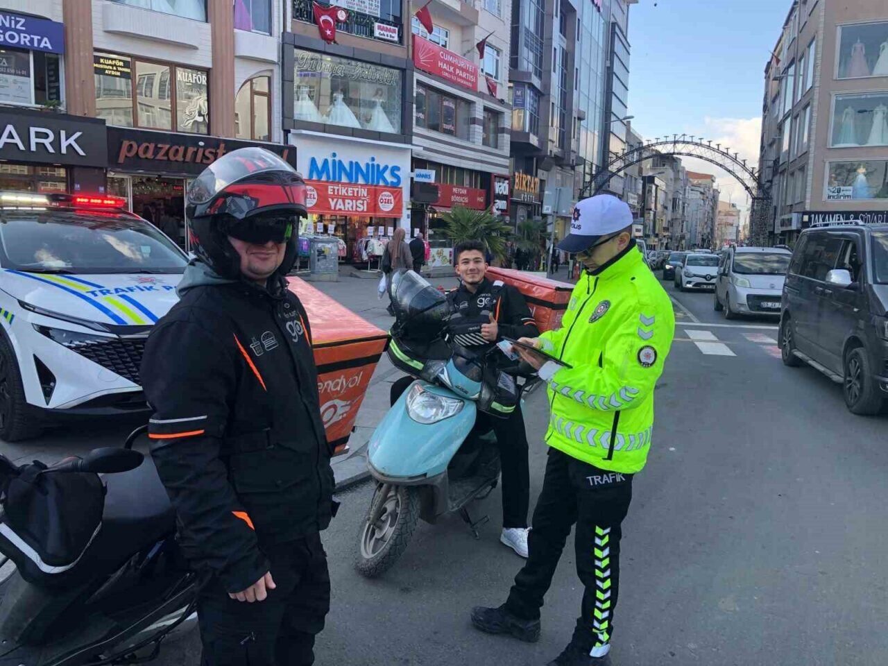 Çorlu'da trafik polisleri, motosikletlilere yönelik denetim yaptı. Kurallara uyan kurye