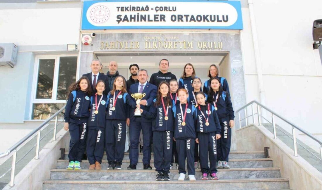 Çorlu Şahinler Ortaokulu, Spor Alanındaki Başarılarına Bir Yenisini Ekleyerek Tekirdağ İl Birinciliği Kazandı. Çorlu Şahinler Ortaokulu, Tekirdağ il birinciliğini kazanan Küçük Kız Voleybol
