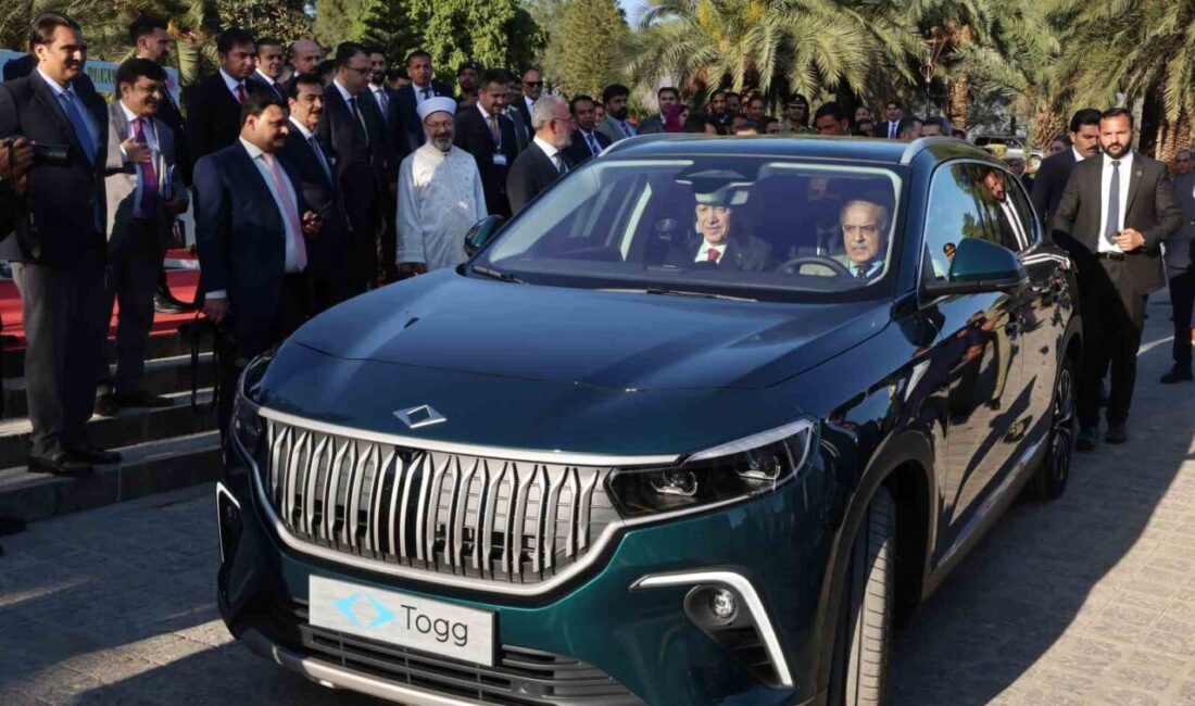 Erdoğan, Pakistan Ziyaretinde Başbakan Şahbaz Şerif’e Togg Aracı Hediye Etti Cumhurbaşkanı Recep Tayyip Erdoğan, Pakistan'da yaptığı resmi ziyaret sırasında Başbakan