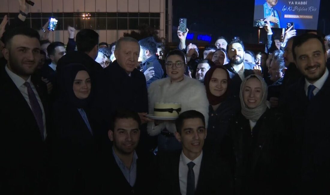 Cumhurbaşkanı Erdoğan’a İstanbul’daki gençlerden doğum günü kutlaması! Cumhurbaşkanı Recep Tayyip Erdoğan, İstanbul’a gelişinde gençlerin doğum günü sürpriziyle