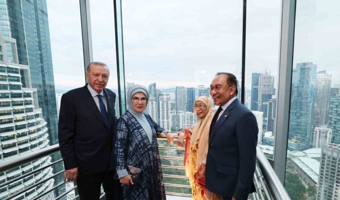 Erdoğan Çifti, Malezya Başbakanı İle Petronas İkiz Kuleleri’nde Bir Araya Geldi Cumhurbaşkanı Recep Tayyip Erdoğan ve eşi Emine Erdoğan, Malezya'daki resmî
