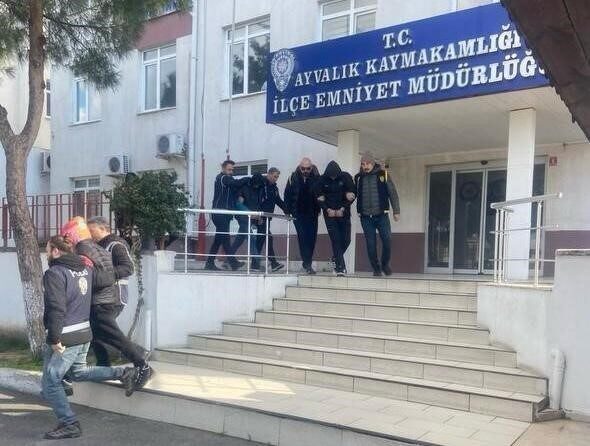 Ayvalık’ta Hırsızlık Yapan Şahıslar Polisin Operasyonu ile Yakalandı Balıkesir'in Ayvalık ilçesinde Cunda Adası'nda hırsızlık yapan K.G., A.D., B.B.