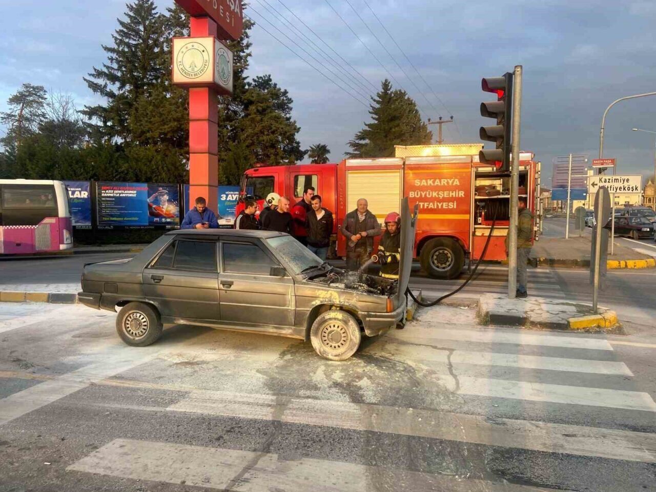 Sakarya'nın Hendek ilçesinde D-100 karayolunda Ali Ç.'nin kullandığı otomobil ışıklarda