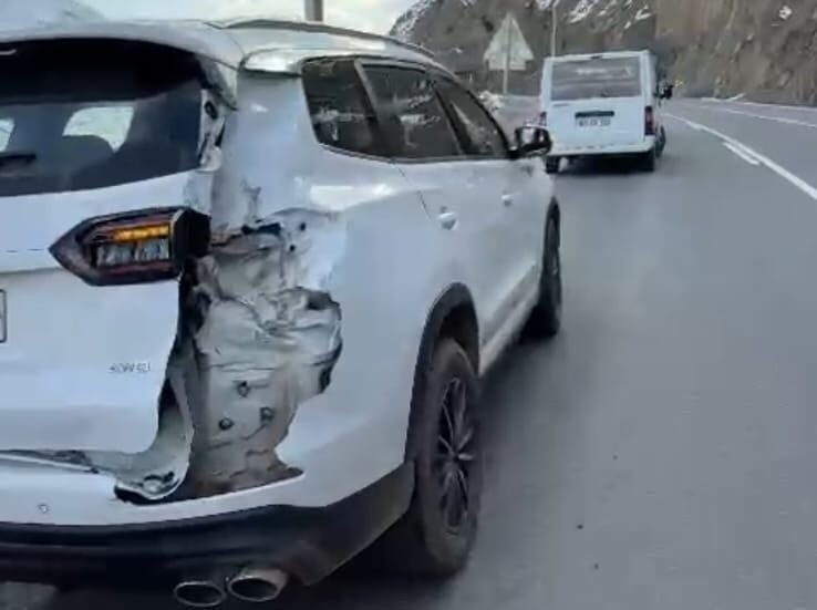 Hakkari’de Dağdan Düşen Kayalar Araçta Ciddi Hasara Neden Oldu Hakkari'de Seyir Tepesi yakınlarında dağdan düşen kayalar, Irak plakalı bir