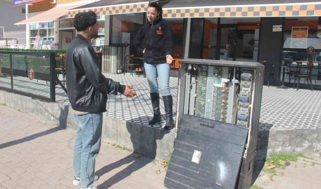 Şanlıurfa’da Açık Elektrik Panoları Çocuklar İçin Tehlike Arz Ediyor Şanlıurfa'nın Haliliye ilçesinde, Karşıyaka Caddesi'ndeki DEDAŞ'a ait elektrik panosu iki