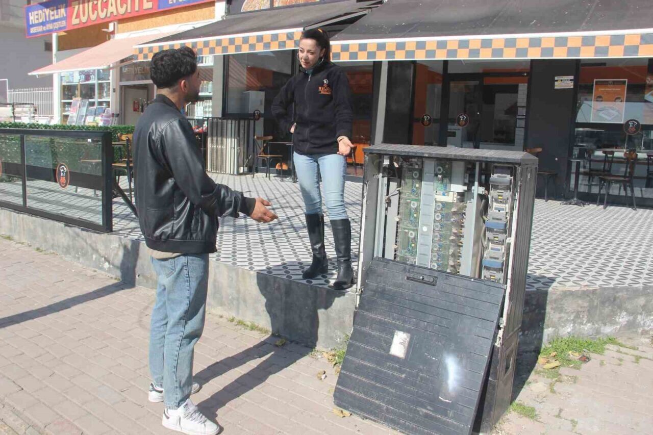 Şanlıurfa'nın Haliliye ilçesinde, Karşıyaka Caddesi'ndeki DEDAŞ'a ait elektrik panosu iki