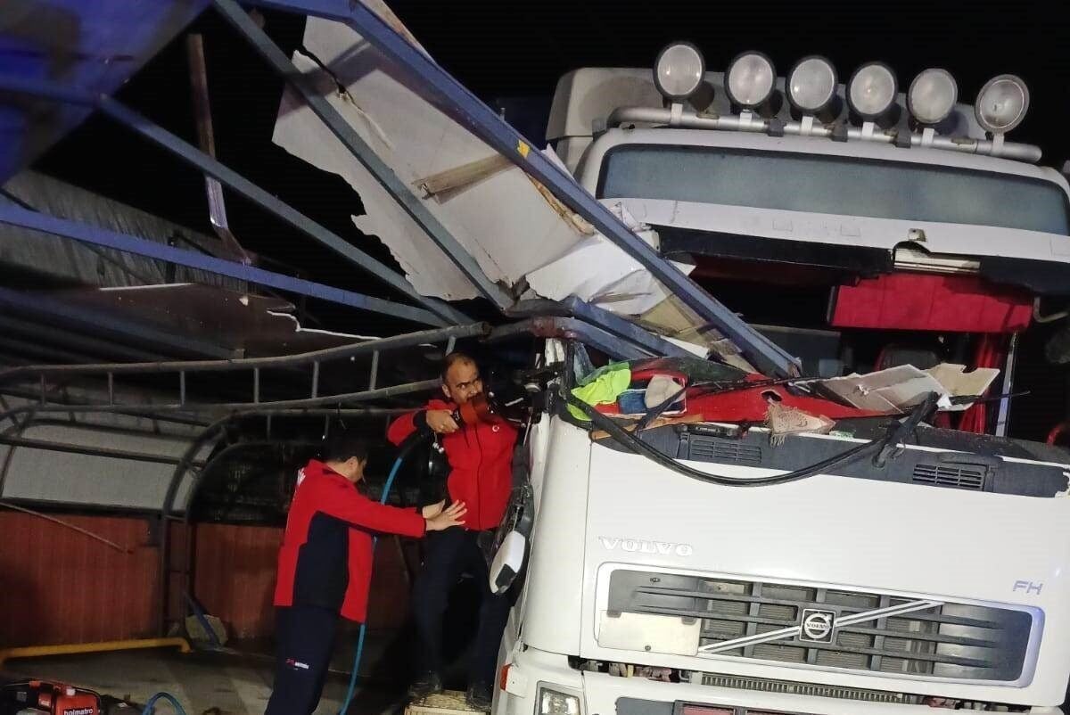 Mersin'deki narenciye tesisinde manevra yapan Ökkeş P. adlı tır şoförü,