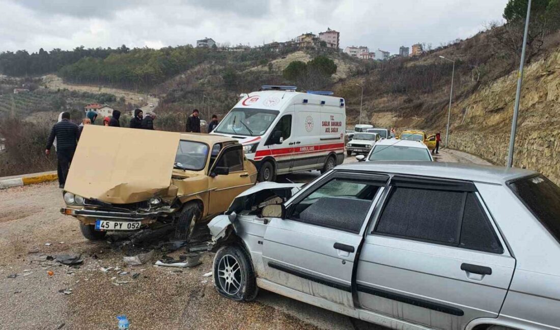 Demirci’de İki Araç Çarpıştı: 3 Kişi Yaralandı Manisa’nın Demirci ilçesinde iki otomobilin çarpışması sonucu Cengiz Demirtaş (37)