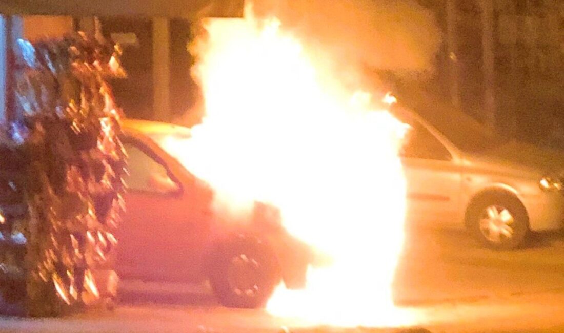 Denizli’de seyir halindeki Tofaş otomobil alev aldı, itfaiye devreye girdi. Denizli'nin Merkezefendi ilçesinde seyir halindeki Fiat Tofaş otomobil, motor kısmında