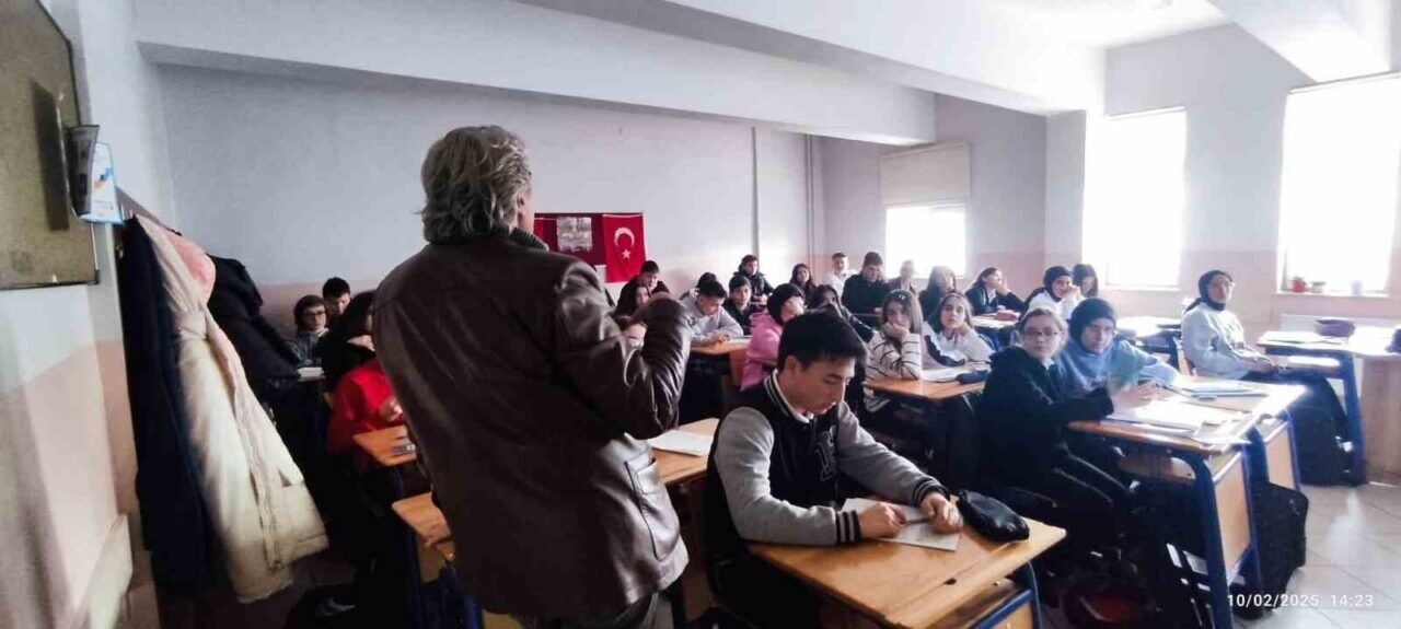 Bilecik'in Bozüyük ilçesindeki Kumral Abdal Anadolu Lisesi'nde, Afete Hazırlık Kulübü