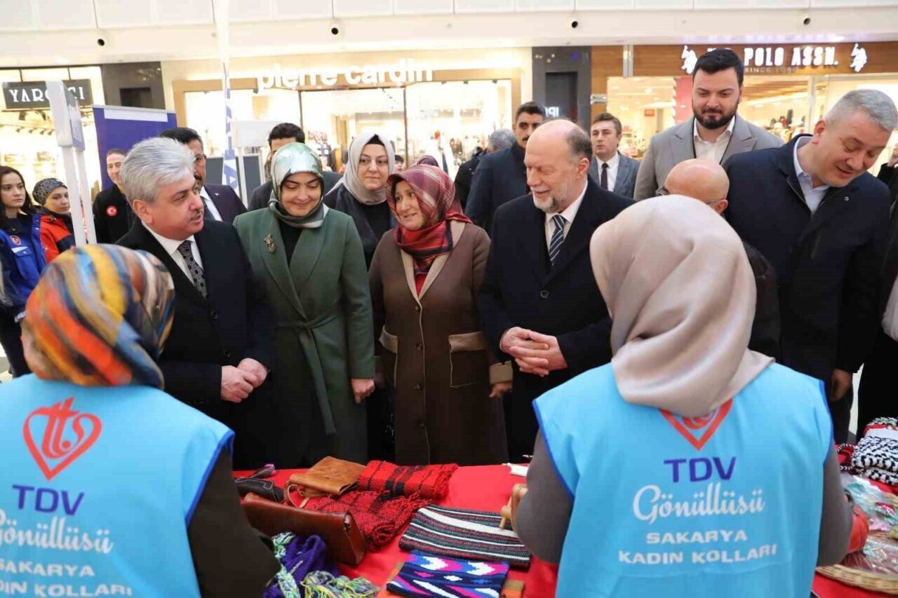 Türkiye Diyanet Vakfı'nın kadın kolları, depremzedelere destek için Serdivan'da hayır
