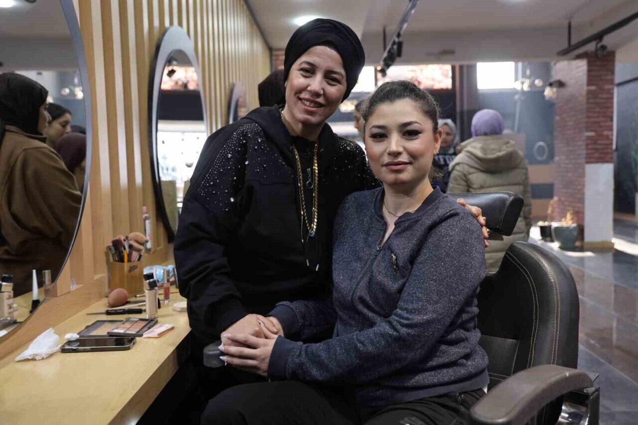 Kahramanmaraş depremlerinde ev ve iş yerini kaybeden kuaför Songül Emektar,