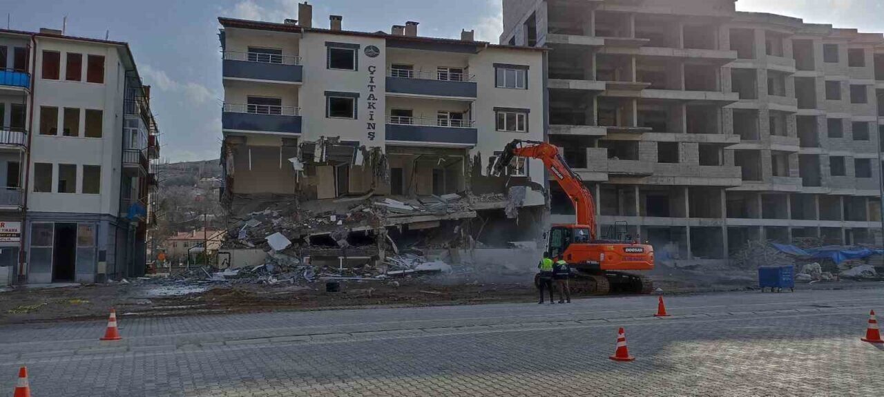 Kahramanmaraş merkezli depremlerin etkilediği Sivas'ın Gürün ilçesinde, hasar gören 236
