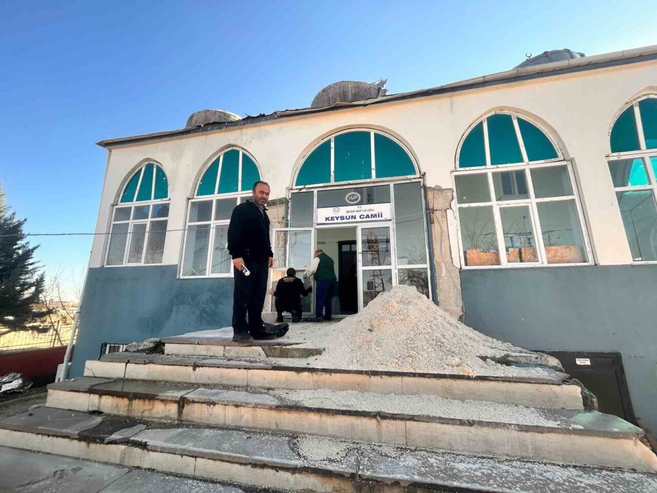 Adıyaman'ın Besni ilçesindeki Çakırhüyük Beldesi'nde, 6 Şubat depremlerinde hasar gören