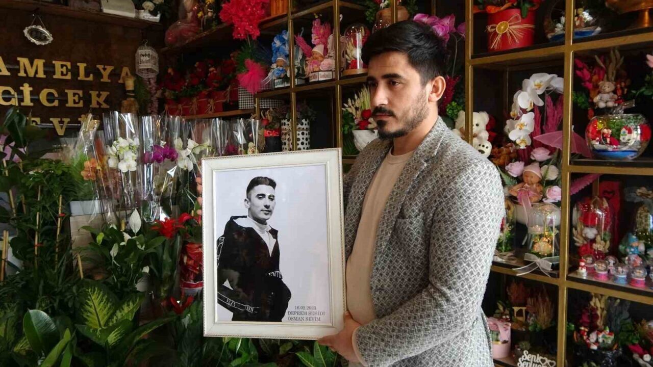 Kahramanmaraş'ta çiçekçilik yapan Ali Sevim, 6 Şubat depremlerinde kardeşi Osman