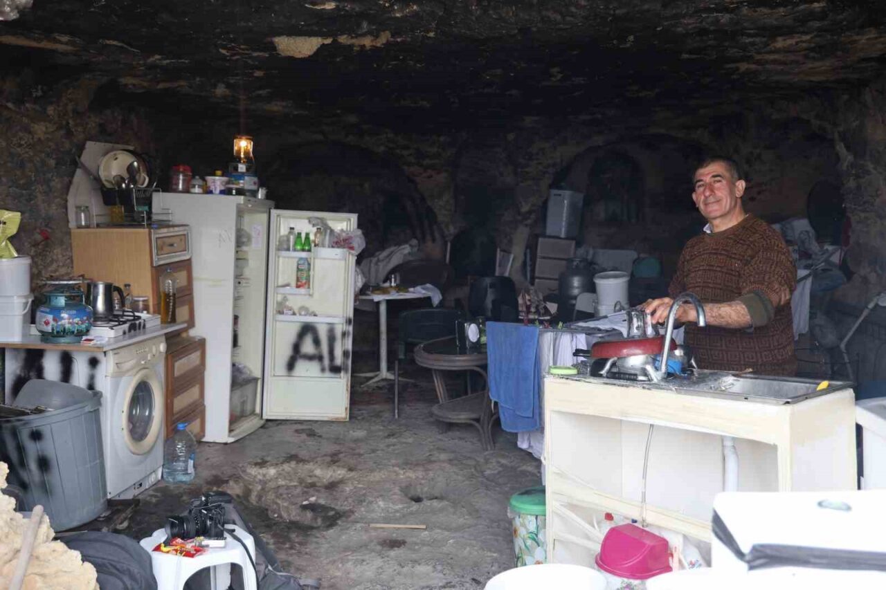 Hatay'da deprem sonrası evi yıkılan 55 yaşındaki Ali Bozoğlan, 2
