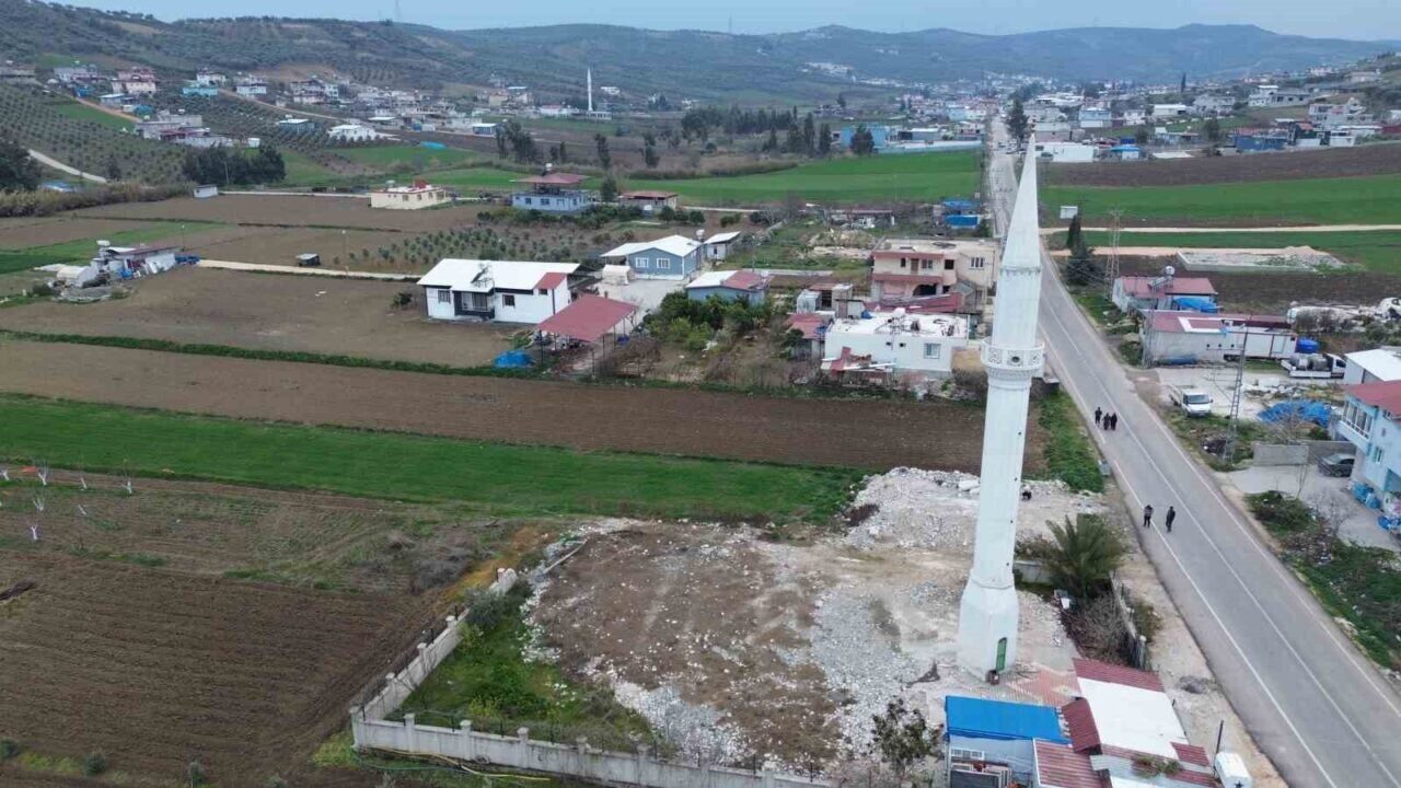 Hatay'ın Tanışma Mahallesi'nde depremin yıktığı 4 camiden ikisi minaresiz, ikisi