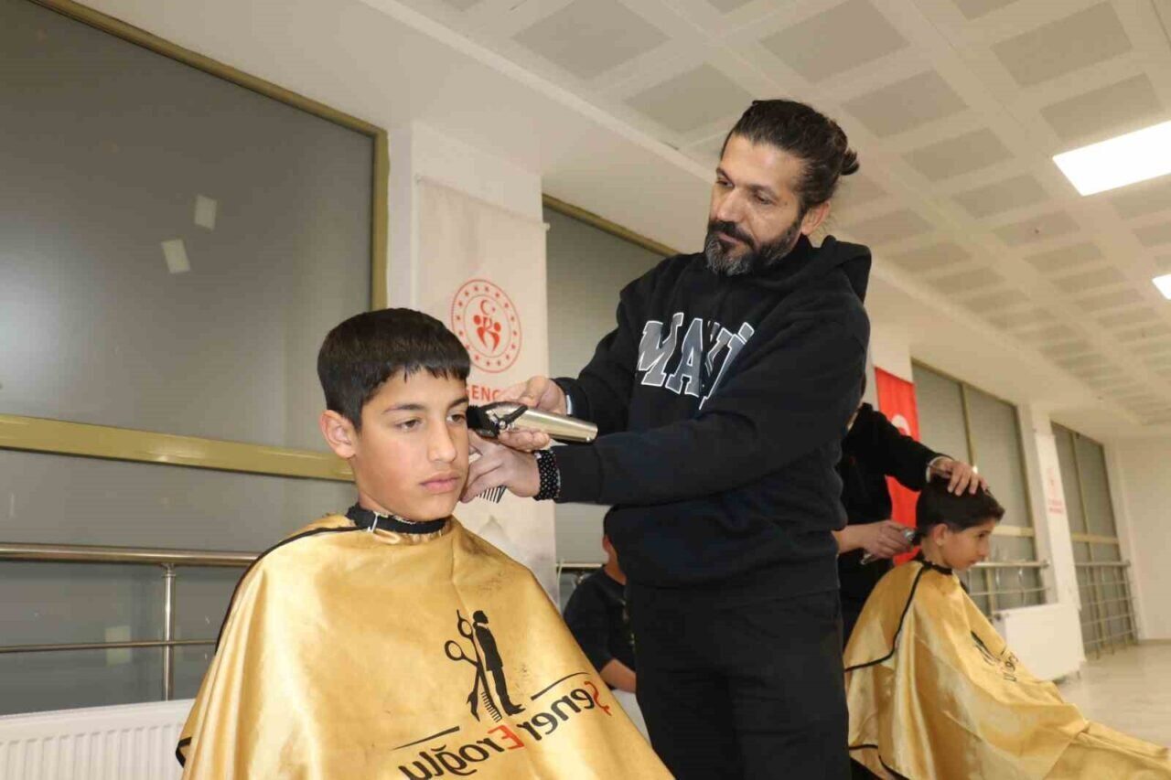 Kuaför Şener Eroğlu, depremin ikinci yıl dönümünde Melekbaba Gençlik Merkezi'nde