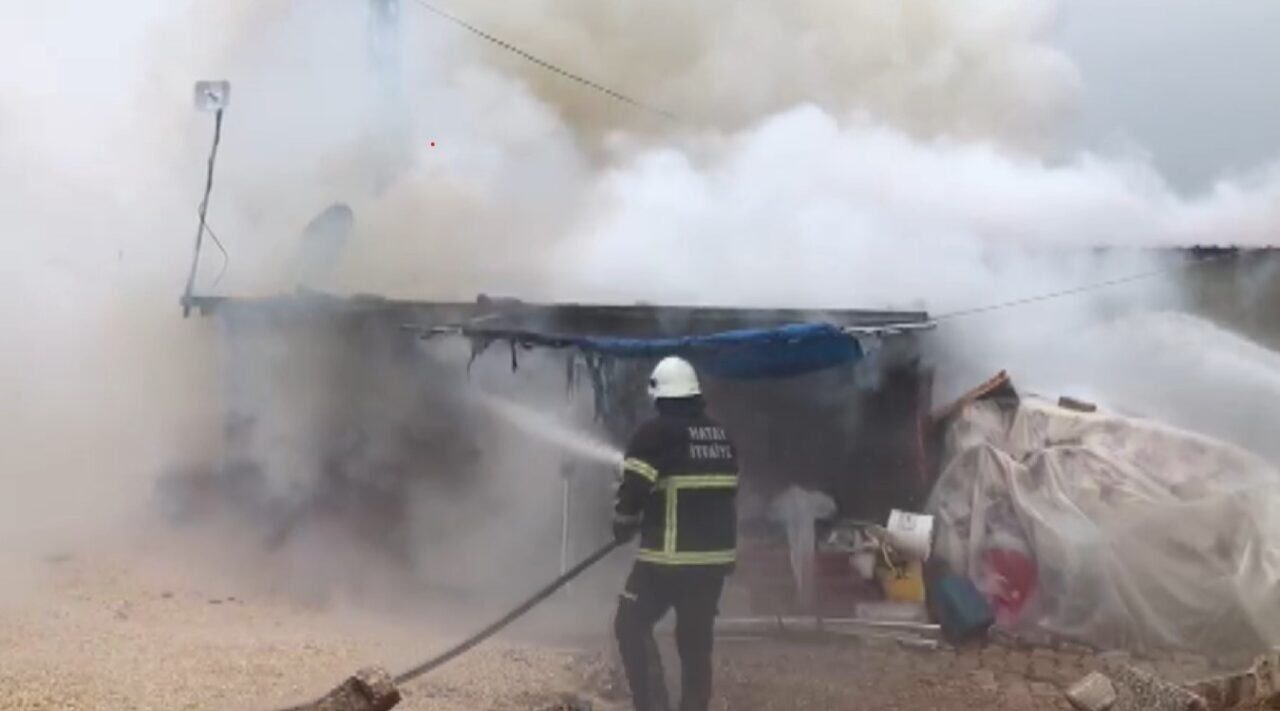 Hatay'ın Reyhanlı ilçesinde, bir depremzede ailenin kaldığı konteyner yangın sonucu