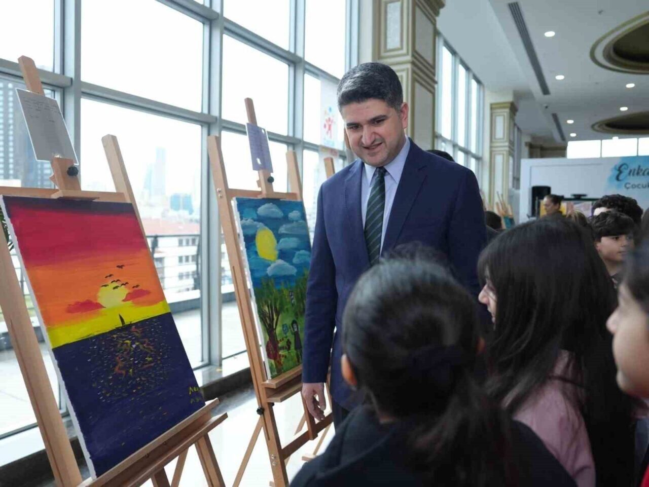 Ataşehir'de, 6 Şubat 2023 depremlerinde evleri yıkılan çocukların eserlerinin yer