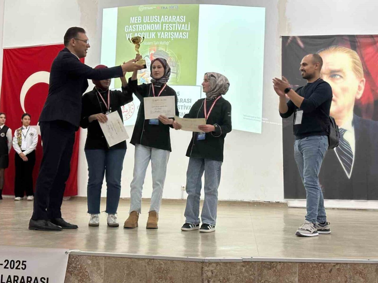 Denizli'de düzenlenen Uluslararası Gastronomi ve Aşçılık Yarışması'nda, Devlet Hatun Kız