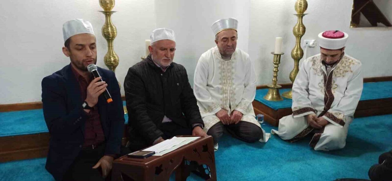 Devrek ilçesinde Berat Kandili, coşku içinde kutlandı. Merkez Hacı İbrahim