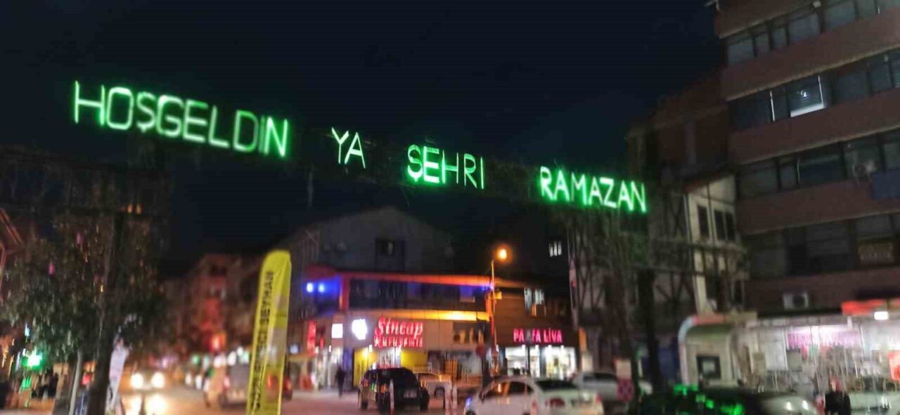 Devrek ilçesinde Ramazan ayının gelmesiyle birlikte minareler ve sokaklarda yer
