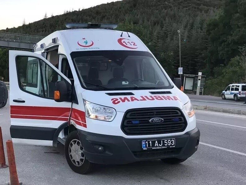 Bilecik’te Kontrolden Çıkan Motosikletin Devrilmesi Sonucu Sürücü Yaralandı Bilecik'in Osman Gazi Mahallesi'nde S.S. yönetimindeki motosiklet, TOKİ Kavşağı'nda kontrolden
