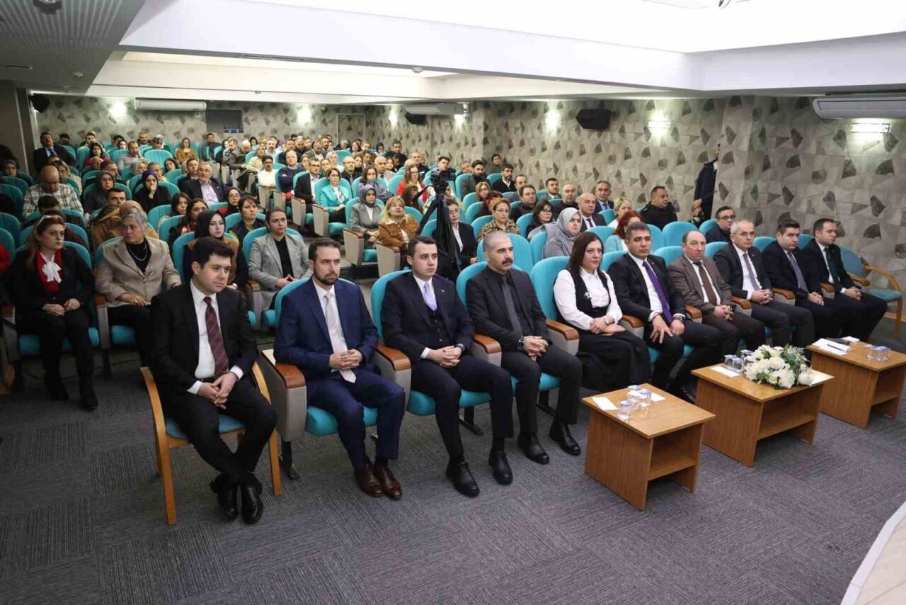 Düzce Valiliği'nin öncülüğünde gerçekleştirilen "Dijital Okuryazarlık ve Dijital İletişim Becerileri
